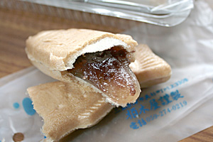 最中の中に羊羹。ダブルの美味さっ!! 最中の中に羊羹。ダブルの美味さっ!!