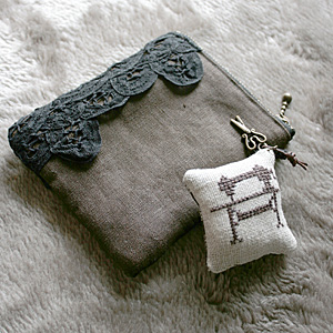 リネン刺繍ポーチ リネン刺繍ポーチ